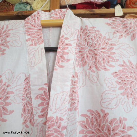 heller Yukata Baumwoll Kimono mit zartem Chrysanthemen Druck