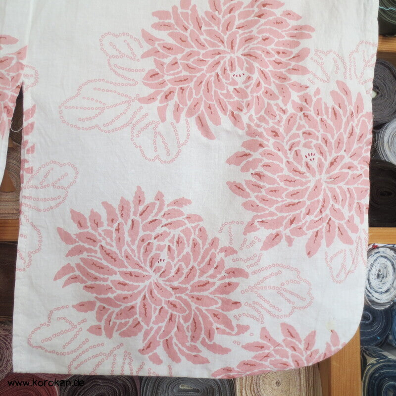 heller Yukata Baumwoll Kimono mit zartem Chrysanthemen Druck