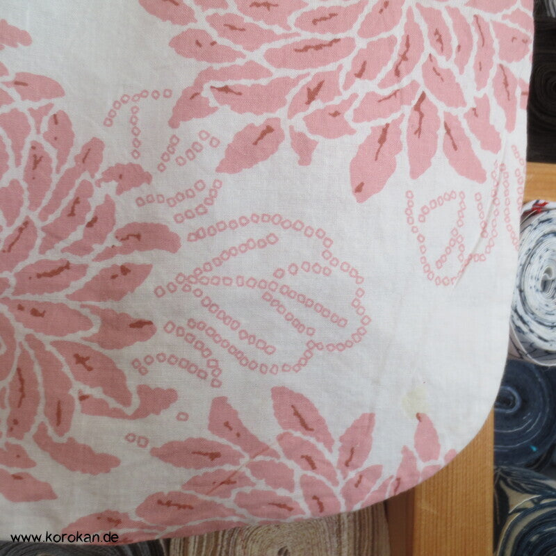 heller Yukata Baumwoll Kimono mit zartem Chrysanthemen Druck