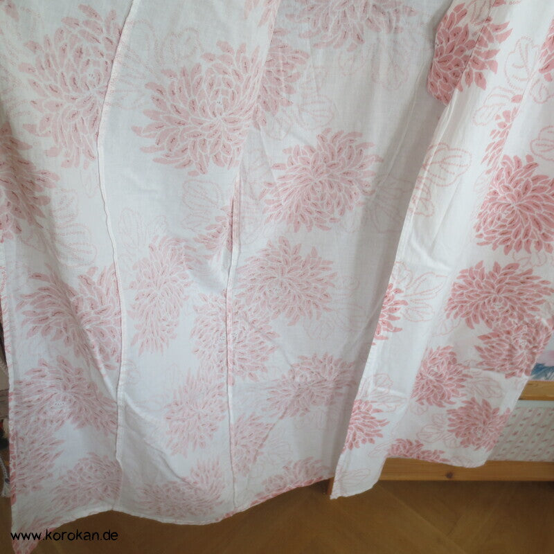 heller Yukata Baumwoll Kimono mit zartem Chrysanthemen Druck