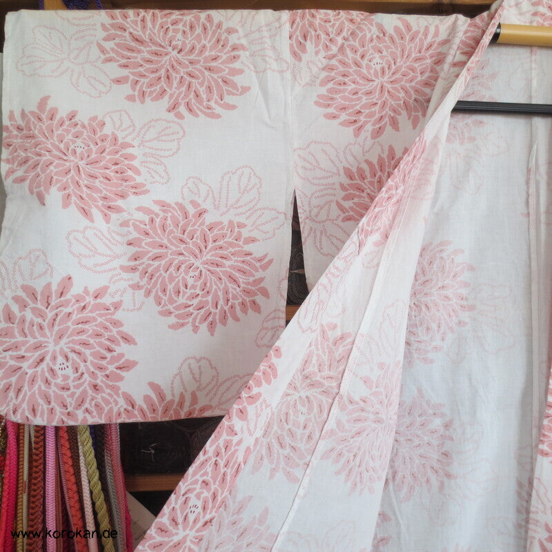 heller Yukata Baumwoll Kimono mit zartem Chrysanthemen Druck