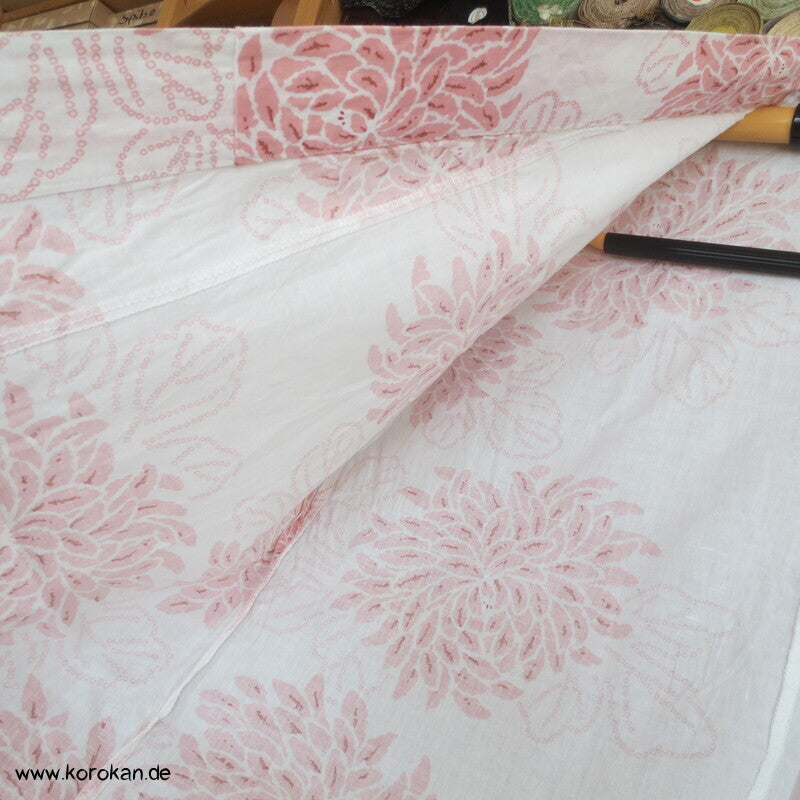 heller Yukata Baumwoll Kimono mit zartem Chrysanthemen Druck