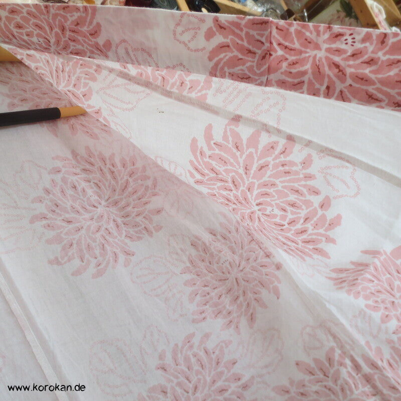 heller Yukata Baumwoll Kimono mit zartem Chrysanthemen Druck