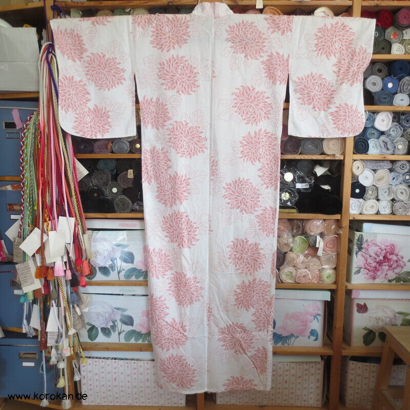 heller Yukata Baumwoll Kimono mit zartem Chrysanthemen Druck