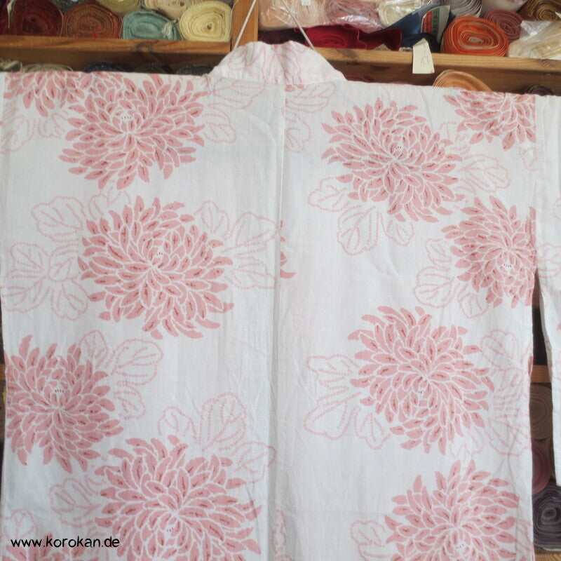 heller Yukata Baumwoll Kimono mit zartem Chrysanthemen Druck