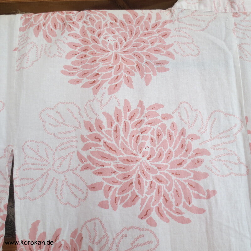 heller Yukata Baumwoll Kimono mit zartem Chrysanthemen Druck