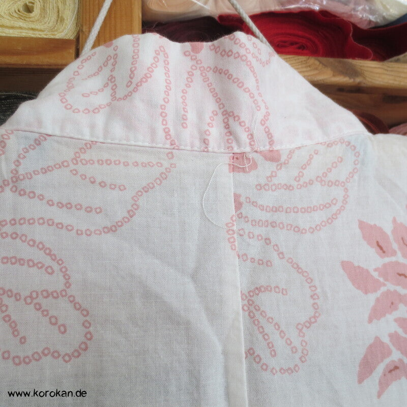 heller Yukata Baumwoll Kimono mit zartem Chrysanthemen Druck
