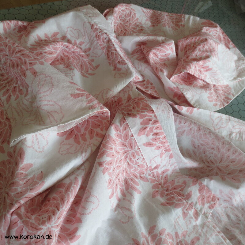 heller Yukata Baumwoll Kimono mit zartem Chrysanthemen Druck