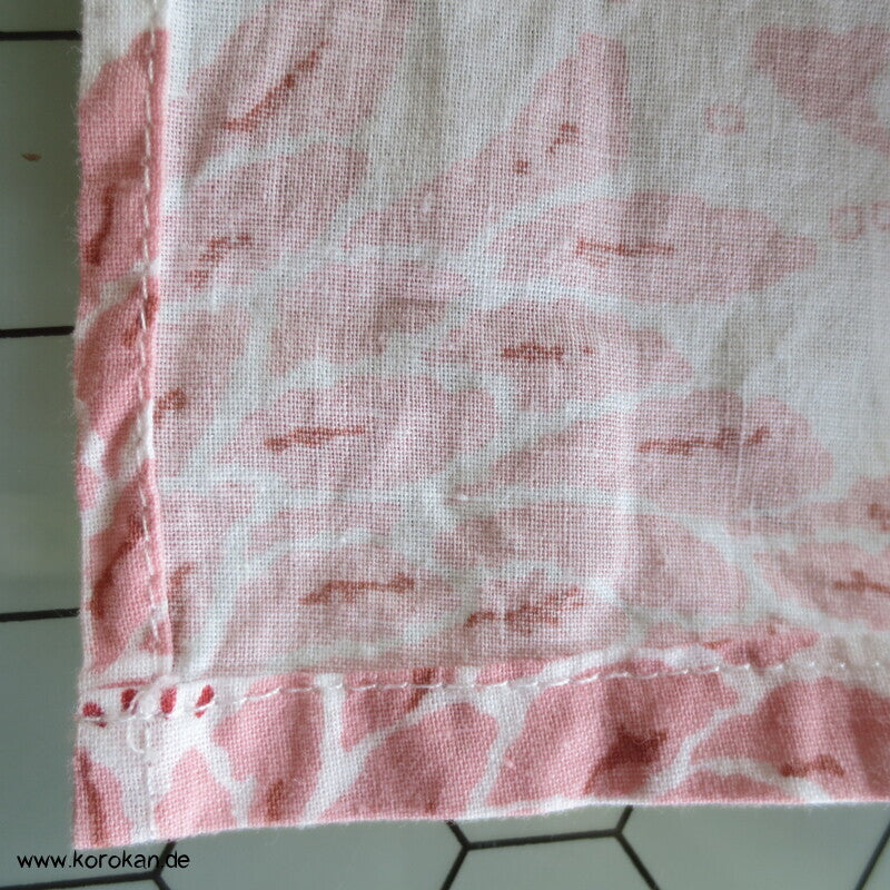 heller Yukata Baumwoll Kimono mit zartem Chrysanthemen Druck