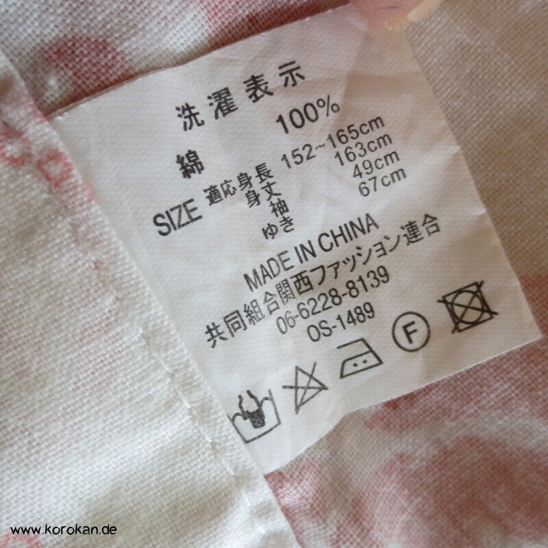 heller Yukata Baumwoll Kimono mit zartem Chrysanthemen Druck