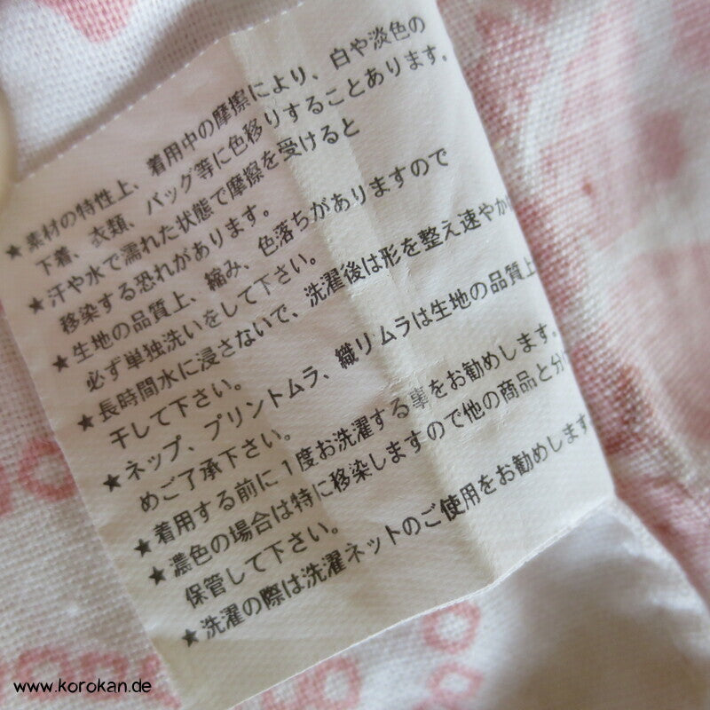 heller Yukata Baumwoll Kimono mit zartem Chrysanthemen Druck