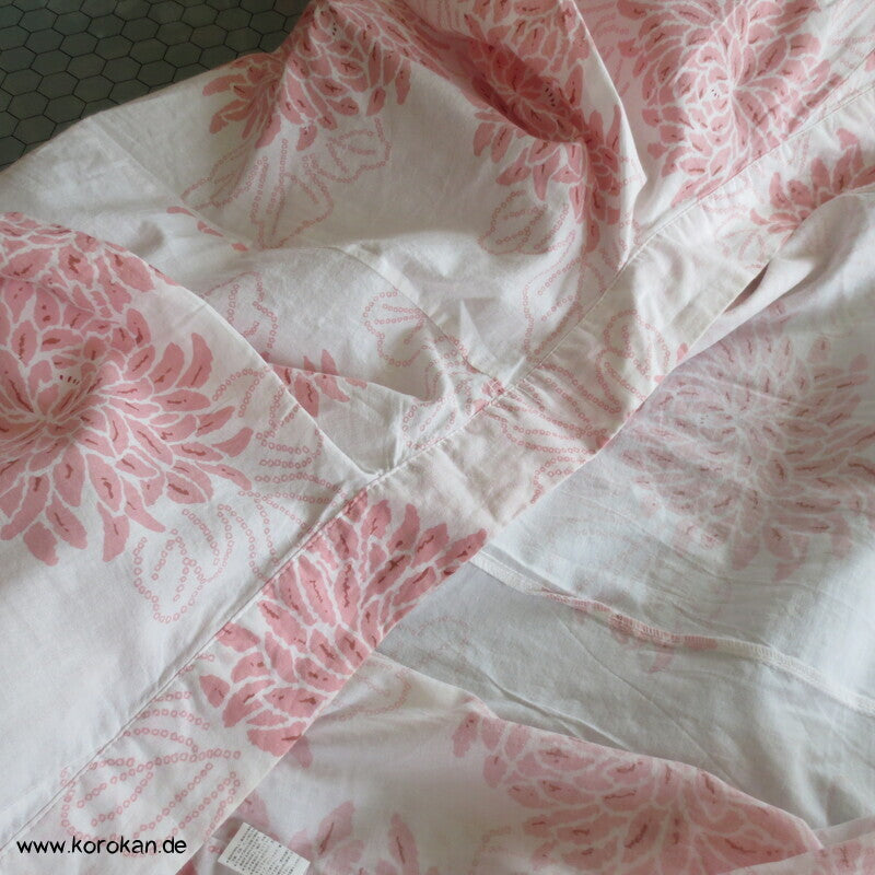 heller Yukata Baumwoll Kimono mit zartem Chrysanthemen Druck