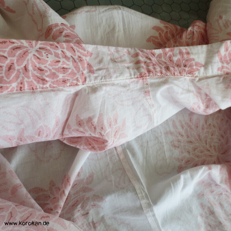heller Yukata Baumwoll Kimono mit zartem Chrysanthemen Druck