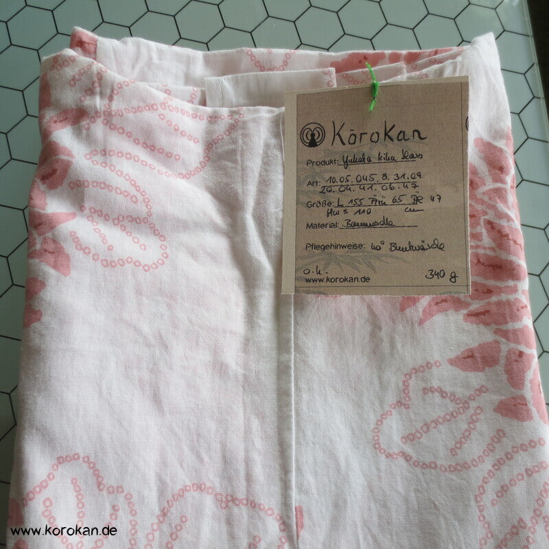 heller Yukata Baumwoll Kimono mit zartem Chrysanthemen Druck