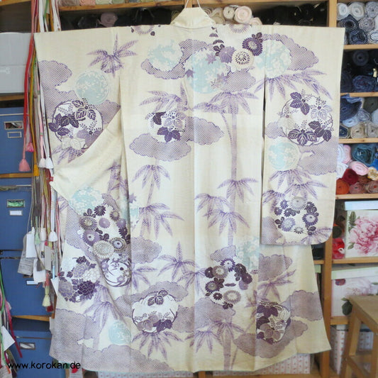 violette Kusudama Kringel auf hellem Seiden Damast Furisode Kimono