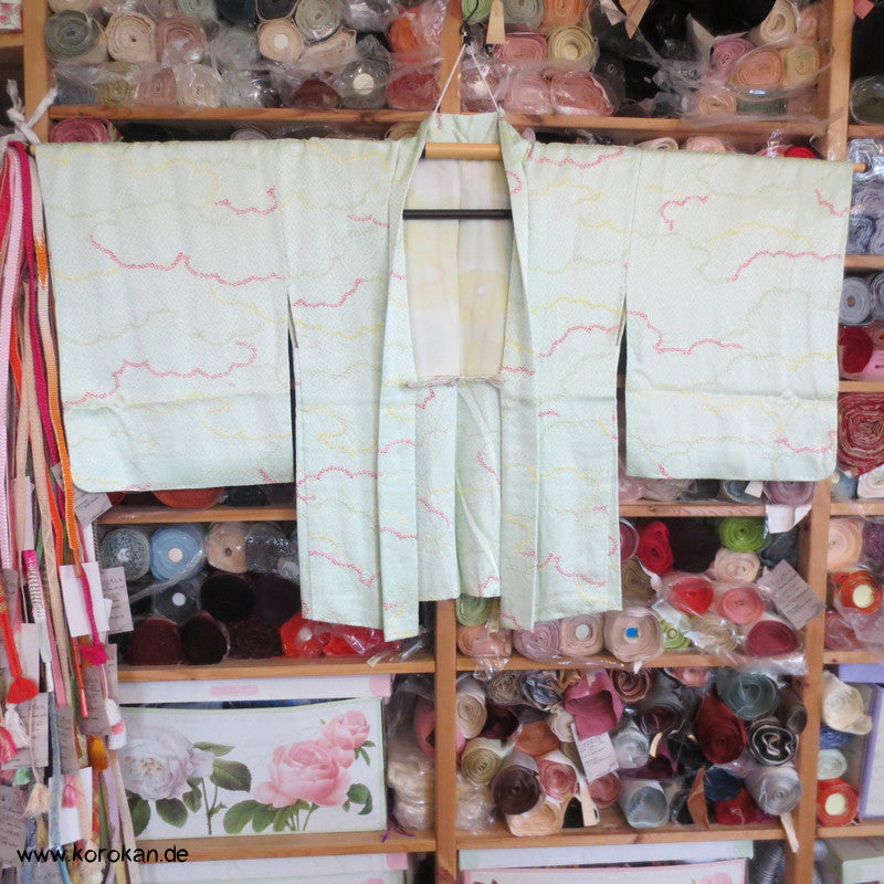 Shibori Wolken auf zartgrün Seidendamast Haori Kimono Jacke