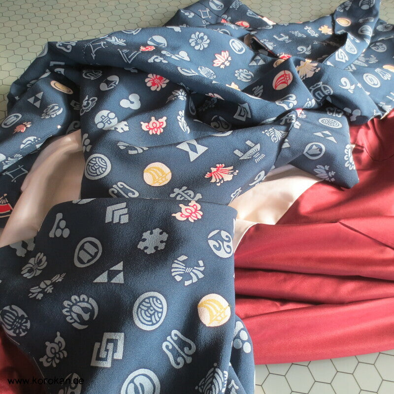 Mon Siegel auf petrolblau Seidencrepe Komon Kimono