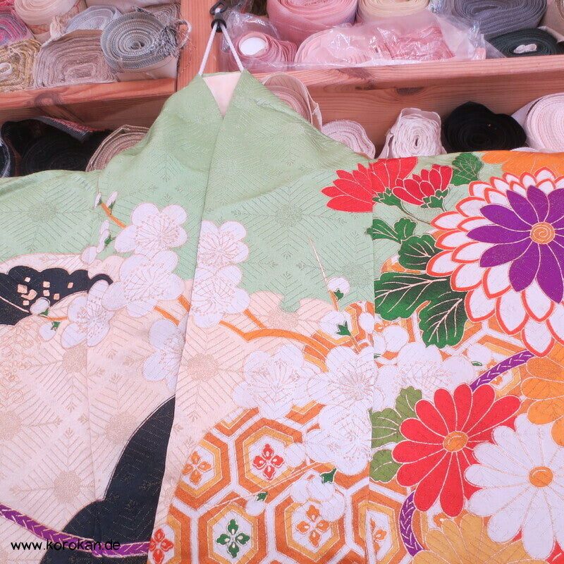 Furisode Kimono, üppige Muster, prächtige Golddruck - und stickerei