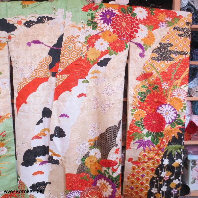 Furisode Kimono, üppige Muster, prächtige Golddruck - und stickerei