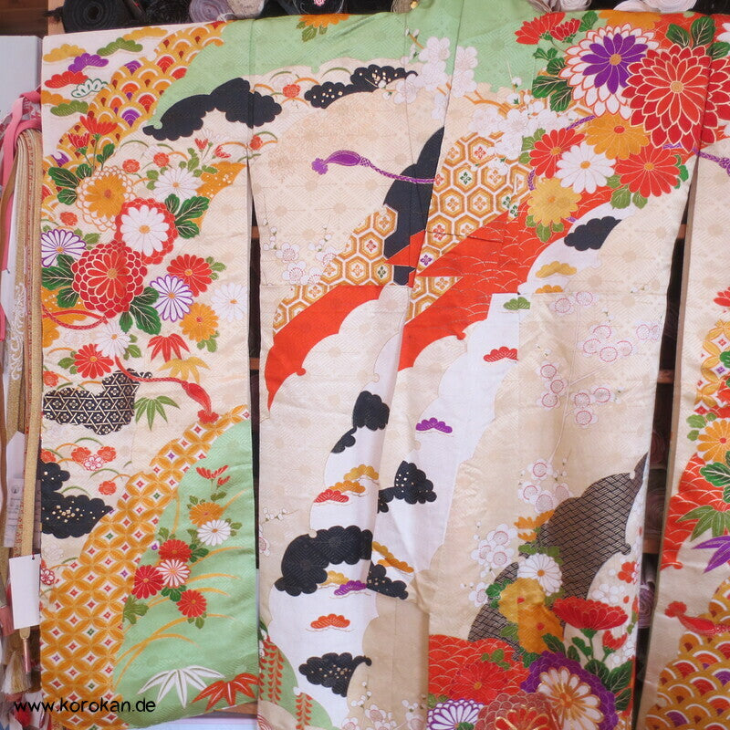 Furisode Kimono, üppige Muster, prächtige Golddruck - und stickerei
