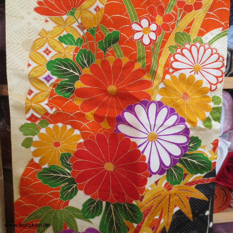 Furisode Kimono, üppige Muster, prächtige Golddruck - und stickerei