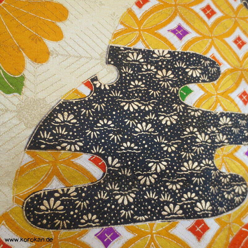 Furisode Kimono, üppige Muster, prächtige Golddruck - und stickerei