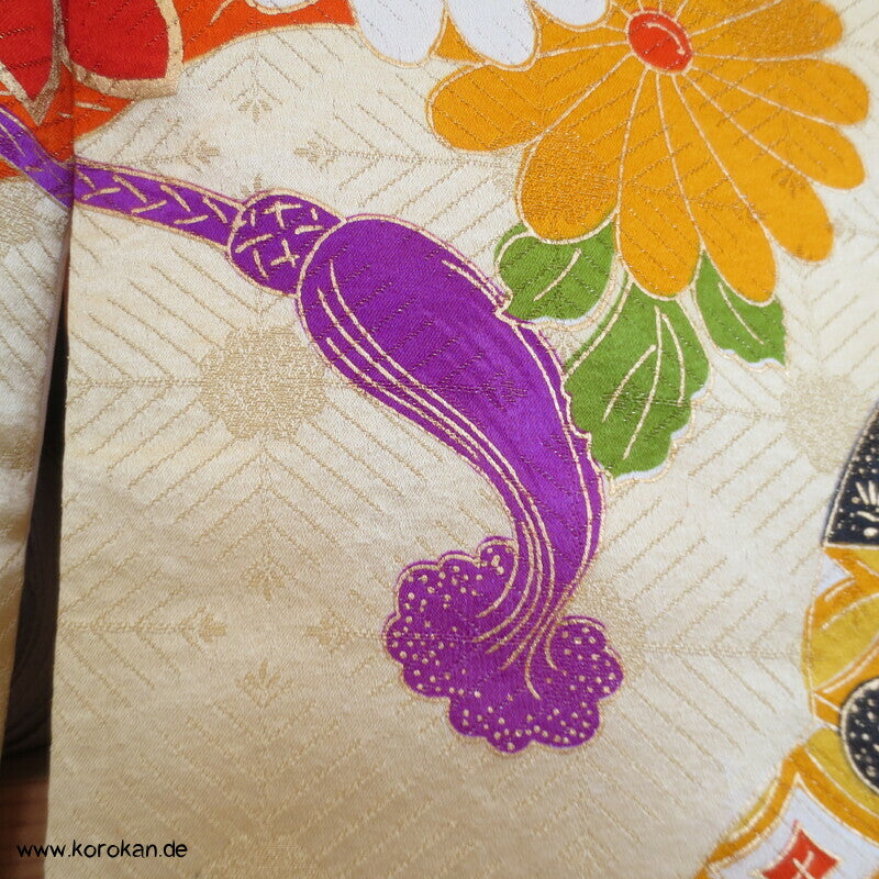 Furisode Kimono, üppige Muster, prächtige Golddruck - und stickerei