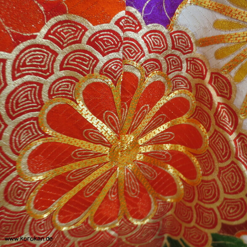 Furisode Kimono, üppige Muster, prächtige Golddruck - und stickerei