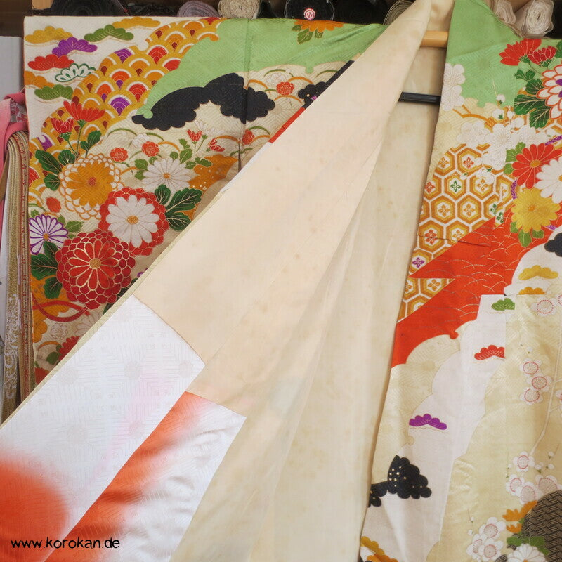 Furisode Kimono, üppige Muster, prächtige Golddruck - und stickerei