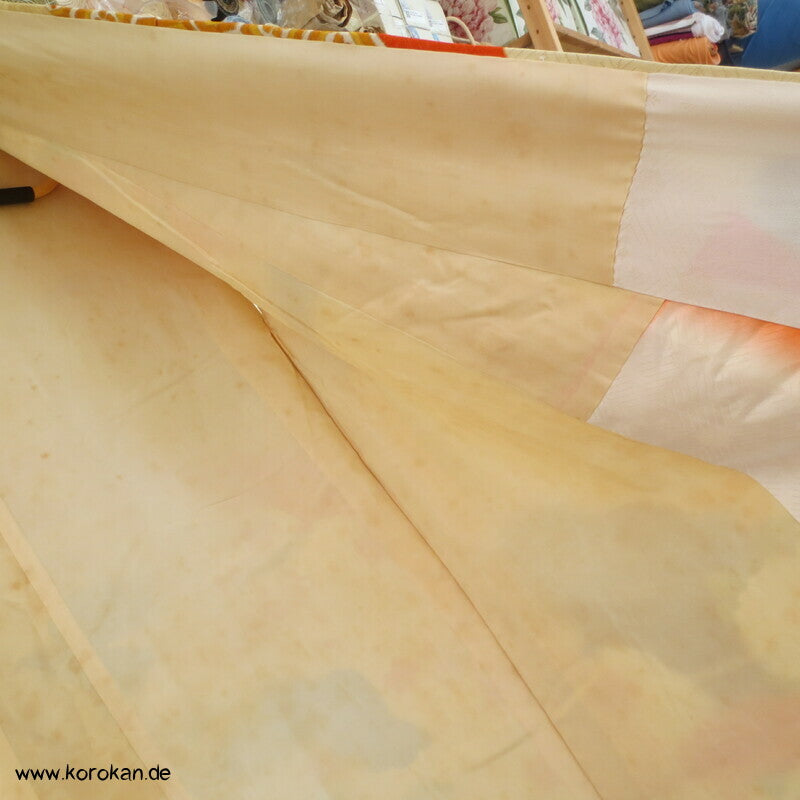 Furisode Kimono, üppige Muster, prächtige Golddruck - und stickerei