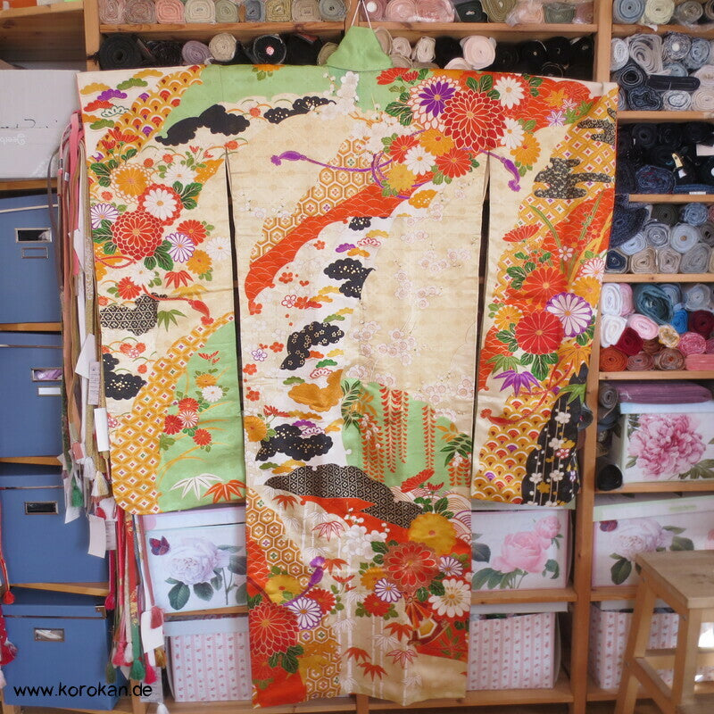 Furisode Kimono, üppige Muster, prächtige Golddruck - und stickerei