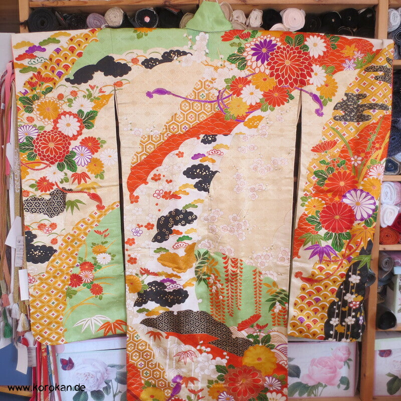 Furisode Kimono, üppige Muster, prächtige Golddruck - und stickerei