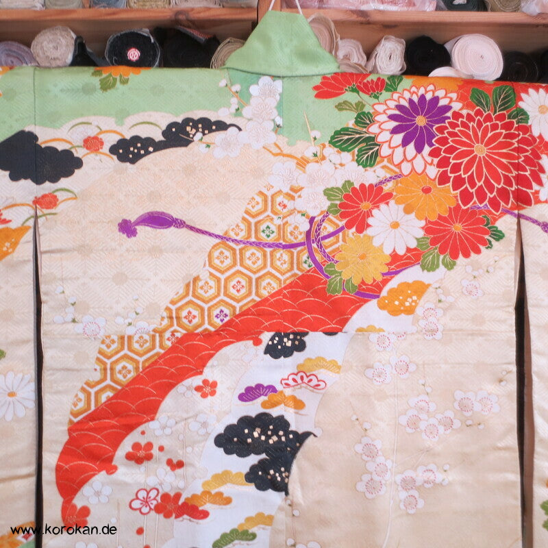 Furisode Kimono, üppige Muster, prächtige Golddruck - und stickerei