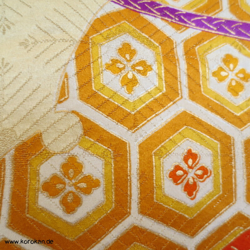 Furisode Kimono, üppige Muster, prächtige Golddruck - und stickerei