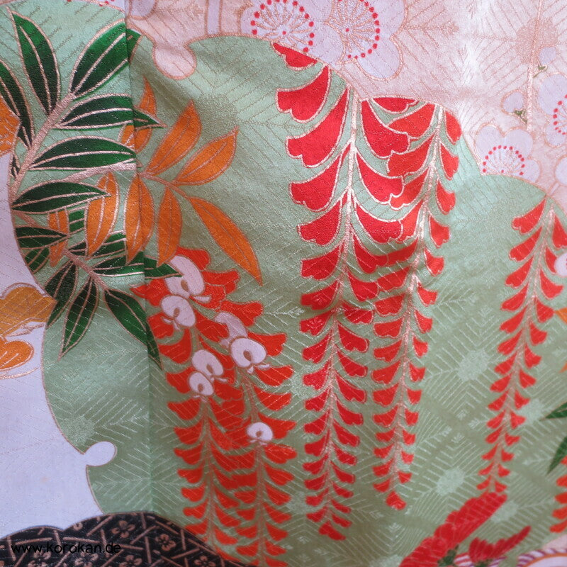 Furisode Kimono, üppige Muster, prächtige Golddruck - und stickerei
