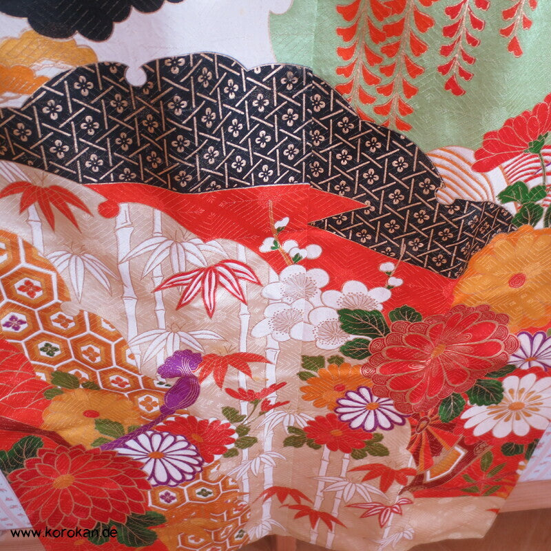 Furisode Kimono, üppige Muster, prächtige Golddruck - und stickerei