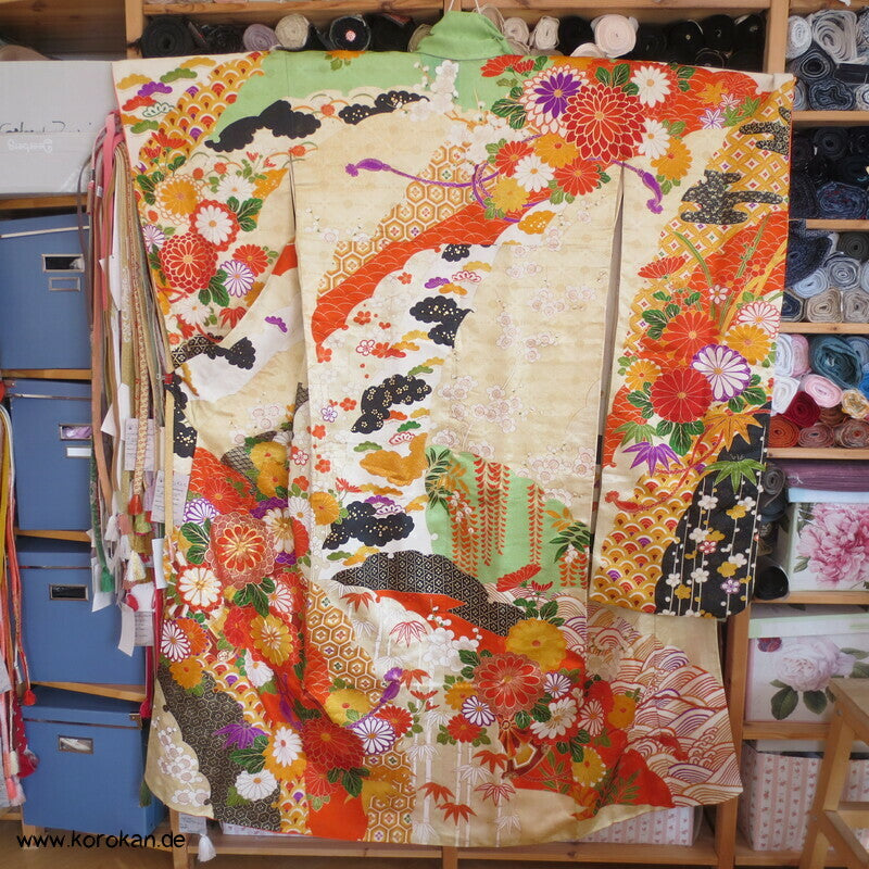 Furisode Kimono, üppige Muster, prächtige Golddruck - und stickerei