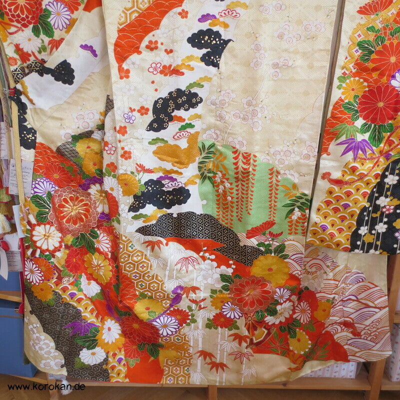 Furisode Kimono, üppige Muster, prächtige Golddruck - und stickerei