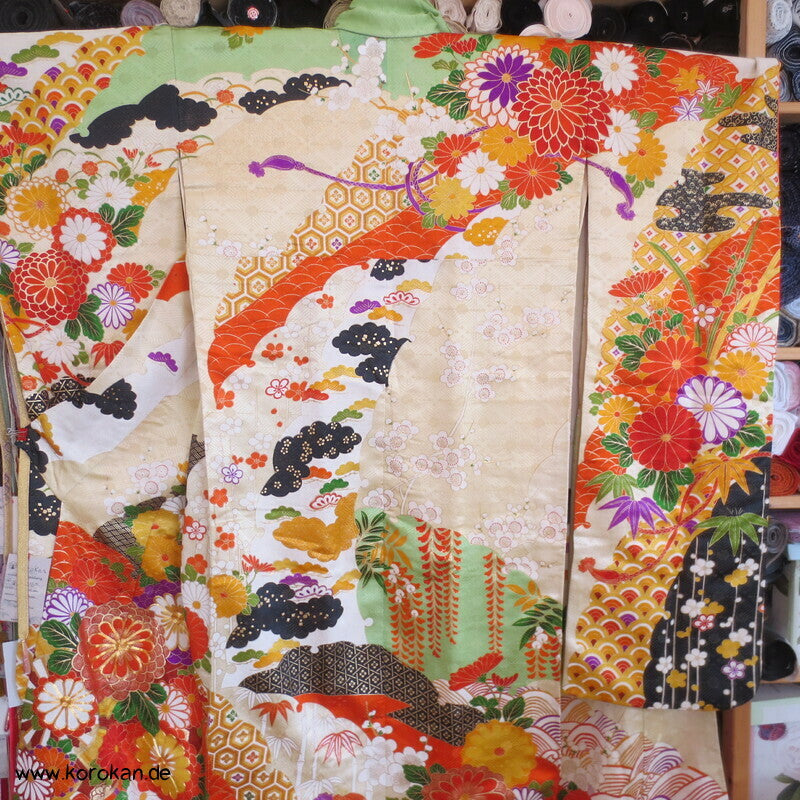 Furisode Kimono, üppige Muster, prächtige Golddruck - und stickerei