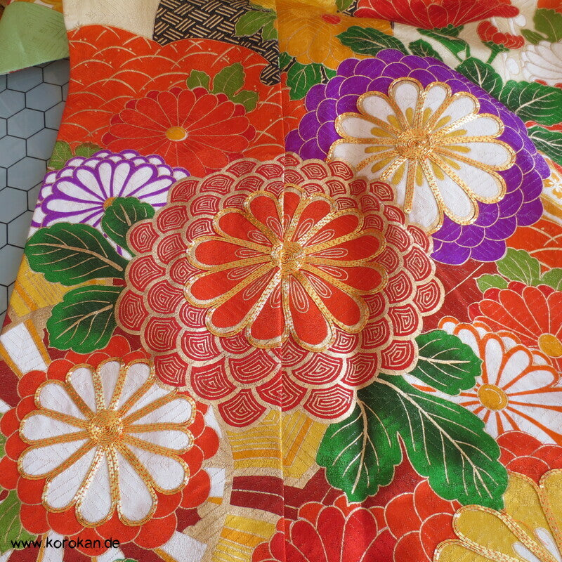 Furisode Kimono, üppige Muster, prächtige Golddruck - und stickerei