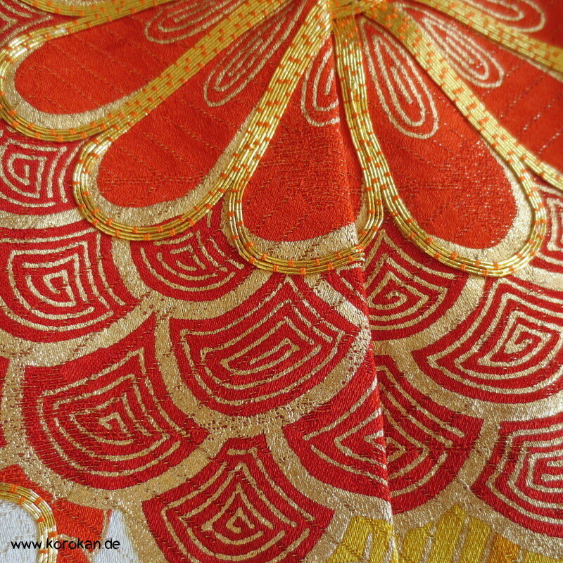 Furisode Kimono, üppige Muster, prächtige Golddruck - und stickerei