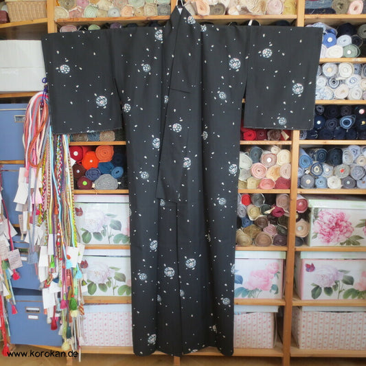 fallende Sakura Blütenblätter Hitoe Japan Kimono
