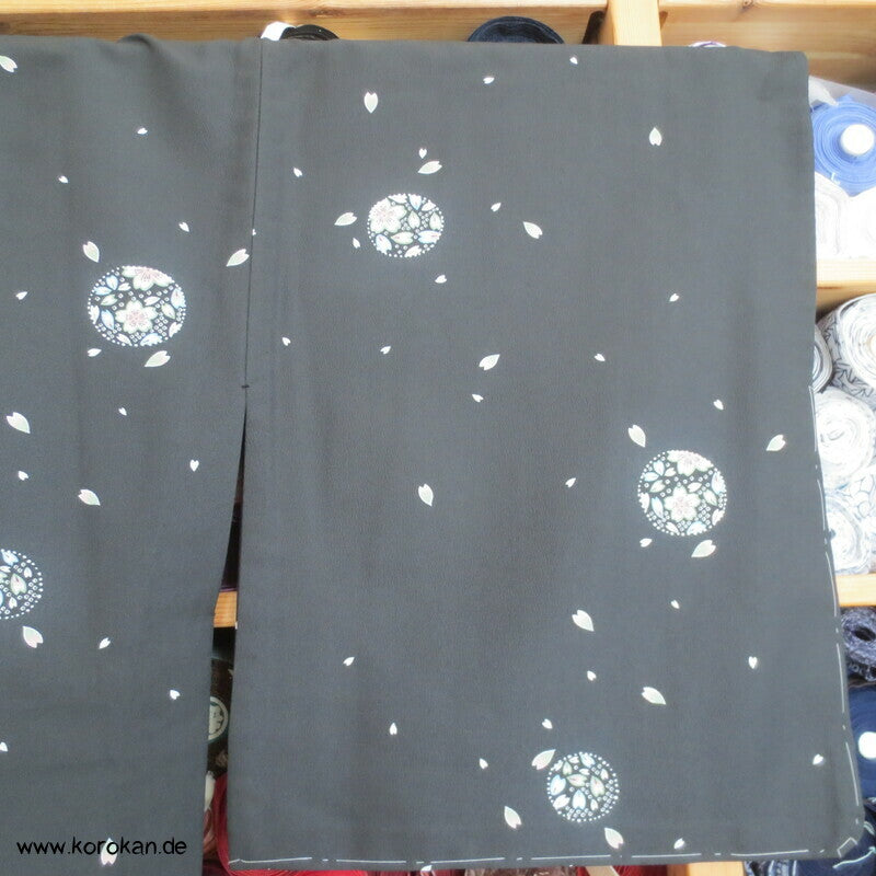 fallende Sakura Blütenblätter Hitoe Japan Kimono