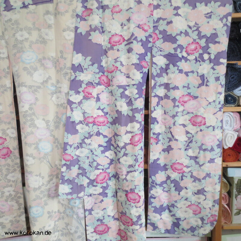 klassischer Furisode, Kamelien zwischen flieder und creme