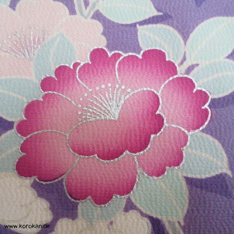 klassischer Furisode, Kamelien zwischen flieder und creme