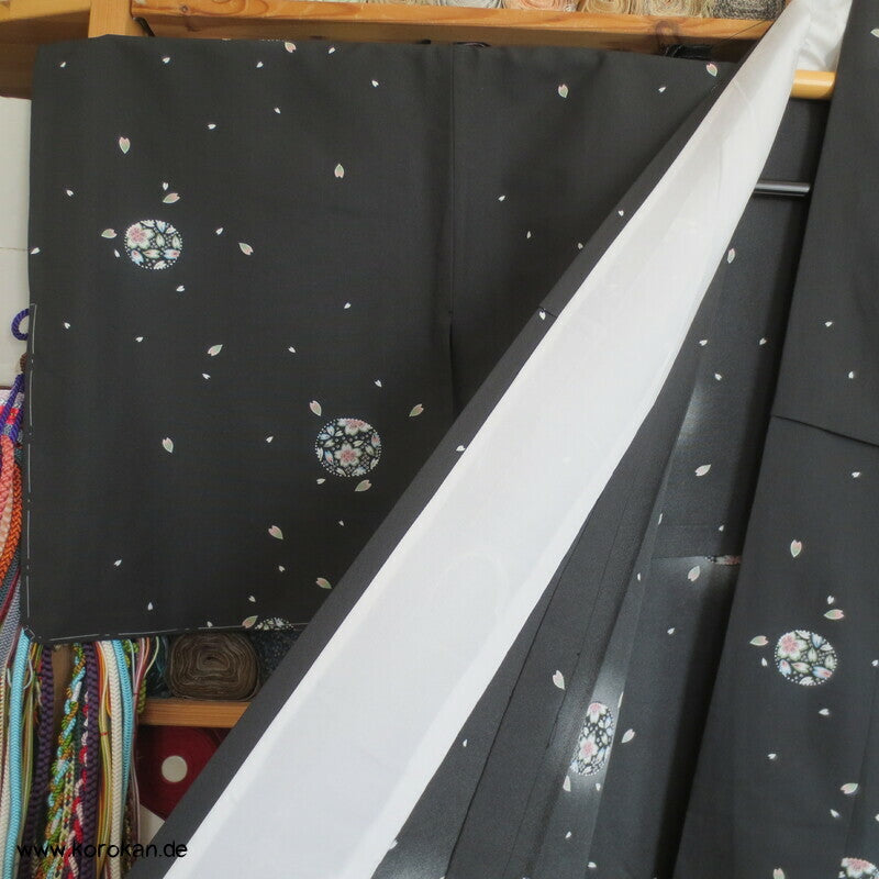 fallende Sakura Blütenblätter Hitoe Japan Kimono
