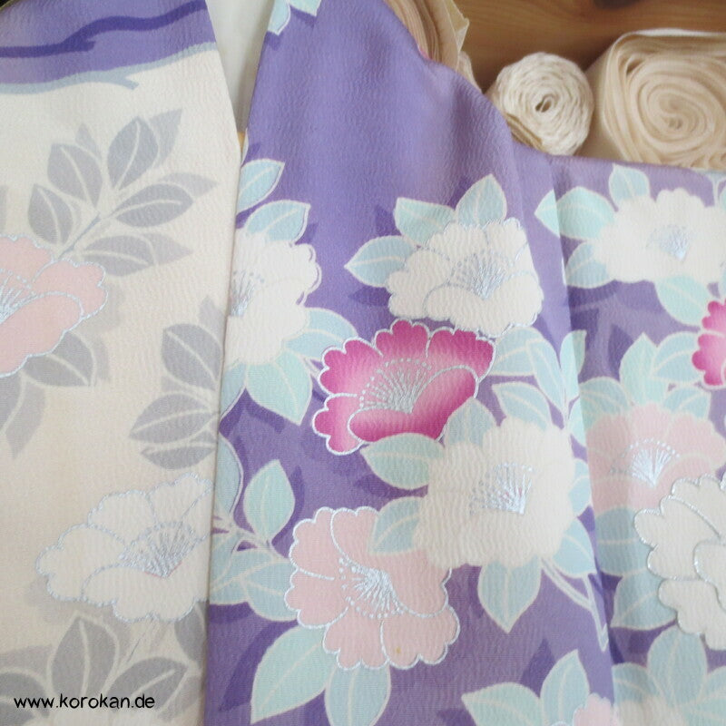 klassischer Furisode, Kamelien zwischen flieder und creme