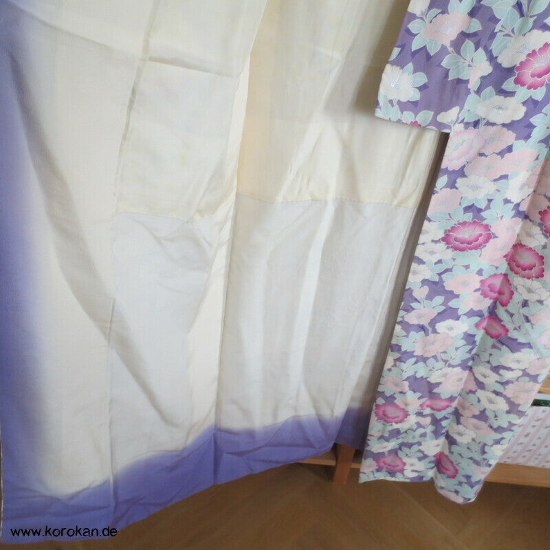 klassischer Furisode, Kamelien zwischen flieder und creme