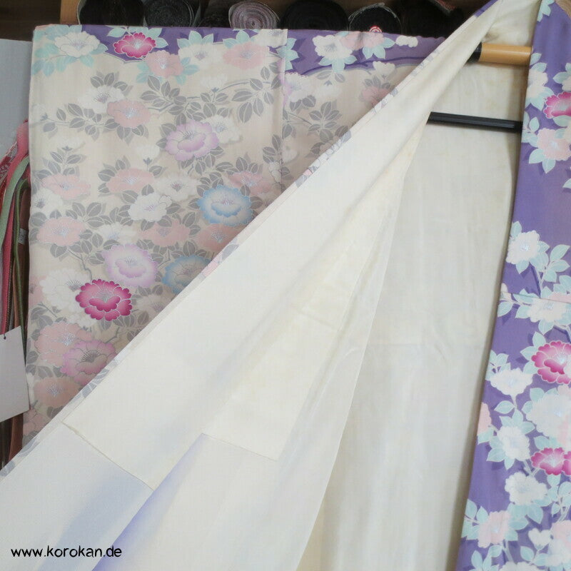 klassischer Furisode, Kamelien zwischen flieder und creme