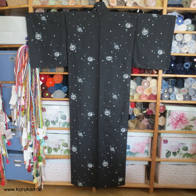 fallende Sakura Blütenblätter Hitoe Japan Kimono